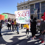 Estudiantes y padres protestan por el cierre de las escuelas en Italia