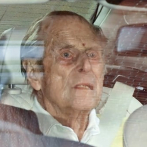 El marido de la reina Isabel II sale del hospital tras un mes