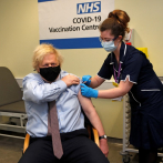 Boris Johnson recibe la vacuna de AstraZeneca contra el coronavirus