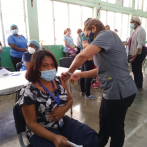 Decenas de maestros se vacunan en Baní contra el Covid-19 para el regreso a clases
