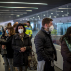 Españoles hacen fila para recibir la vacuna de AstraZeneca