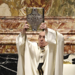 Papa celebra misa de Jueves Santo con cardenal despedido