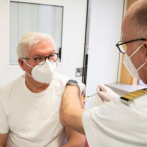 El presidente de Alemania se vacuna de COVID con AstraZeneca