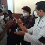 Ministro de Salud recorre centro de vacunación de Santiago