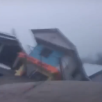 Deslizamiento de tierra destruyen varias viviendas y negocios en La Cumbre en Santiago