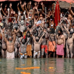 Un festival religioso en India atrae muchedumbres en plena segunda ola de covid-19