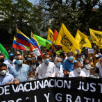 Venezolanos marchan para exigir plan masivo de vacunación