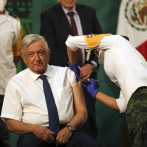 López Obrador se aplica la vacuna de AstraZeneca