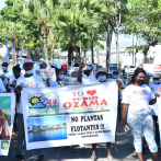 Protestan en rechazo de instalación de barcaza
