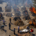 El avance del virus abruma a los crematorios en India