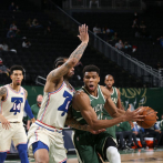 Giannis se luce ante los Sixers sin Embiid y Simmons