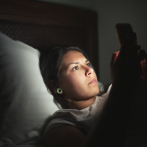 El modo nocturno de los móviles no mejora el sueño, según un estudio