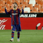 Messi marca un doblete y el Barcelona se mantiene en disputa en España