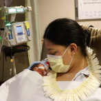 Enfermeras y doctores ayudan a la madre 'afortunada' que dio a luz en un vuelo