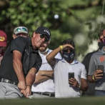 Phil Mickelson es un líder sorpresivo del torneo Wells Fargo del PGA Tour