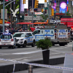 Mujer y niño son disparados en Times Square y la policía busca al atacante