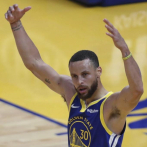 Stephen Curry atina 11 triples y anota 49 puntos