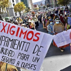 Multitudinaria marcha de padres en Bolivia pidiendo internet para sus hijos