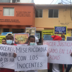 Personas se manifiestan en apoyo a la pastora Rossy Guzmán frente al Palacio de Justicia