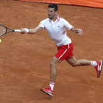 Novak Djokovic pierde la calma con árbitro, antes de avanzar en Abierto de Italia