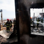 Incendio arrasa 45 viviendas en asentamiento irregular en el norte de Chile