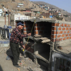 Por el azote del COVID-19 se complican los entierros en Perú