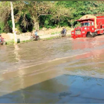 Ruptura de tubería en Manoguayabo inunda calles y negocios este sábado