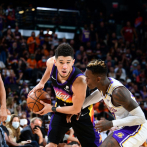 Booker y Ayton lideraron a los Suns a derrotar a los Lakers de Los Angeles