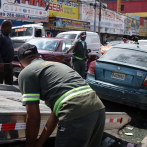 Digesett retira carros ‘chatarras’ de las vías públicas en Santo Domingo Este