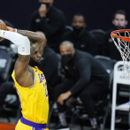 Davis y LeBron conducen a los Lakers a empatar la serie con los Suns de Phoenix