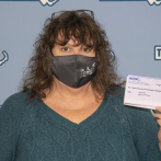 Mujer recupera billete de lotería de US$1 millón que había botado