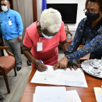 Abinader dona 200 mil pesos de su salario a centenaria Ramona Guance