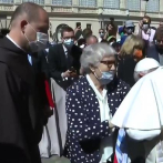 Papa besó el tatuaje de una superviviente del Holocausto