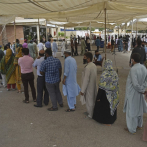 Una provincia de Pakistán bloquea sueldos de sus funcionarios no vacunados