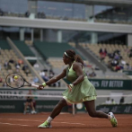 Serena se recupera de un déficit y gana en la tercera ronda
