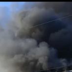 Incendio afecta colchonería en el Ensanche La Fe