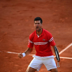 Djokovic derrota a Tsitsipas en cinco disputados sets y se apodera del Abierto de Francia