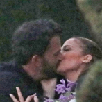 ¡Es oficial! JLo y Ben Affleck son captados dándose un apasionado beso