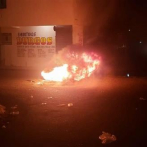 Neumáticos quemados previo al paro convocado para este lunes y martes en San Francisco de Macorís