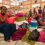 Miles de haitianos viven hacinados en gimnasio para huir de la guerra urbana
