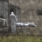 Una lona negra intenta ocultar la morgue de la Ciudad Sanitaria