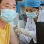 China dice haber puesto mil millones de dosis de vacunas