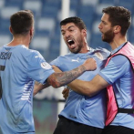 Luis Suárez rescata a Uruguay que empata con Chile y logra su primer punto