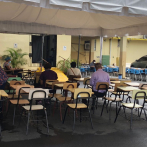 La lluvia no evita que ciudadanos asistan a Centro de vacunación UASD