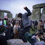 Pese a exhorto, se aglomeran en Stonehenge para solsticio