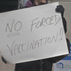 Empleados de un hospital de EEUU renuncian o son despedidos por no vacunarse