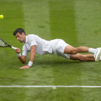 Djokovic y Muguruza comienzan bien, Tsitsipas paga el paso a la hierba en Wimbledon