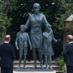 Los príncipes Guillermo y Enrique se reúnen para inaugurar estatua de su madre Diana