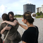 Terapeutas trabajan para aliviar el dolor de allegados de desaparecidos en colapso de edificio en Florida