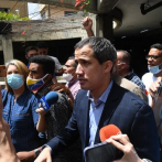 Juan Guaidó aparece en la puerta de su casa tras denuncia de posible detención